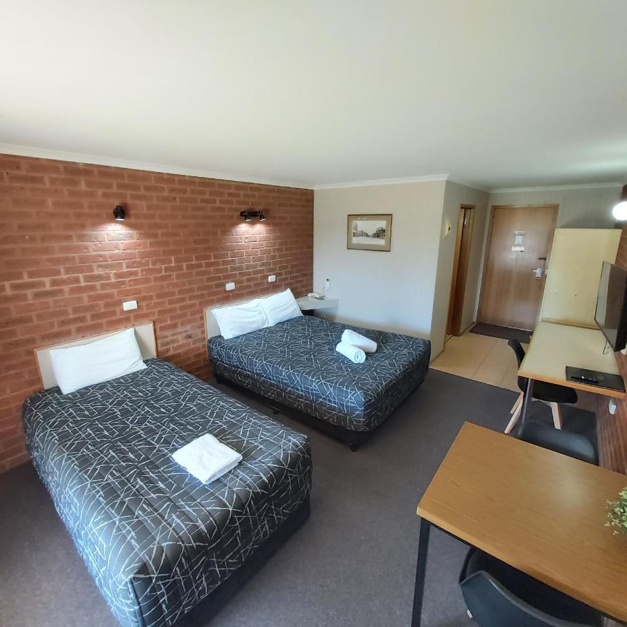Country Mile Motor Inn Forbes Exteriör bild