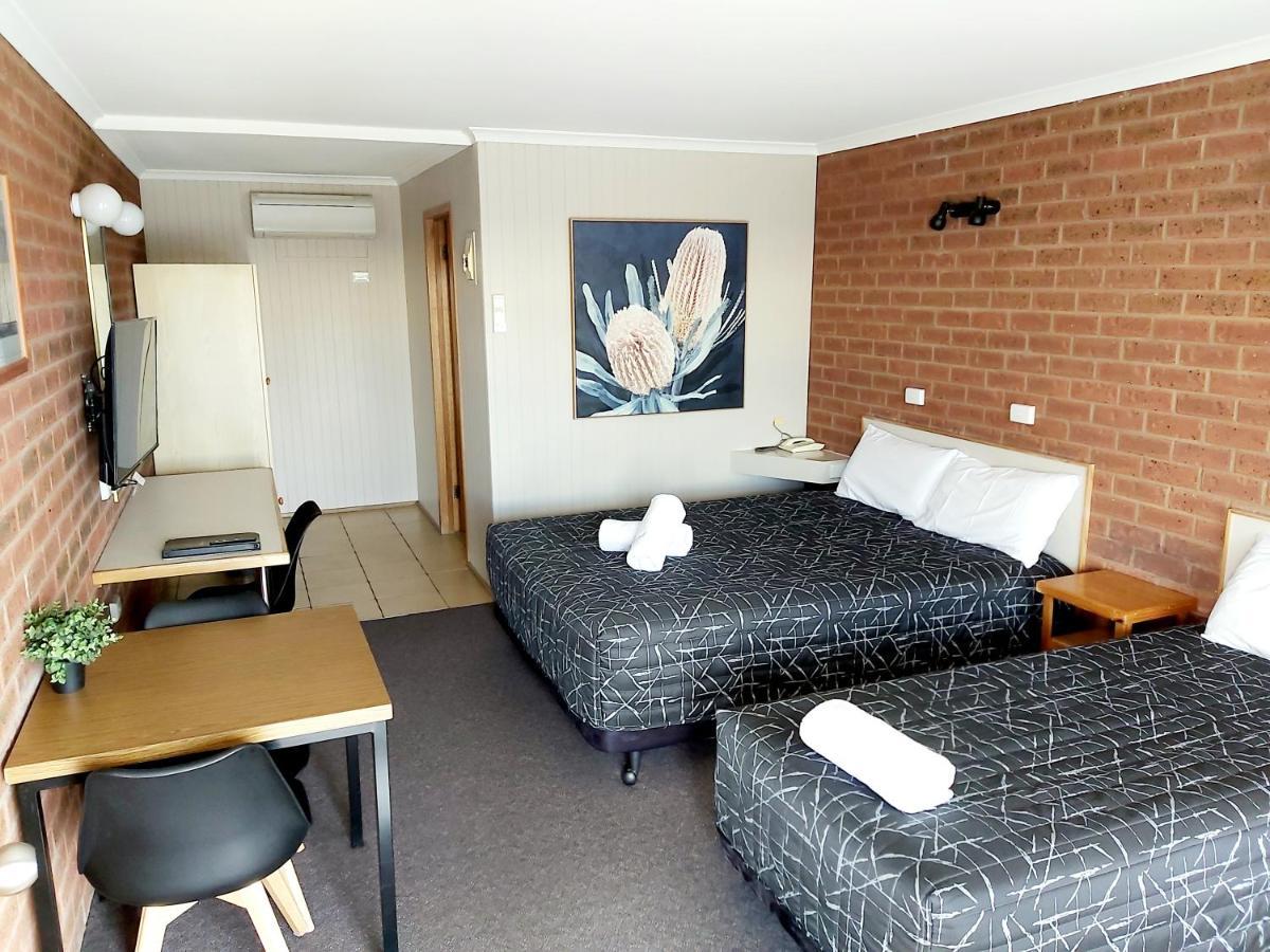 Country Mile Motor Inn Forbes Exteriör bild