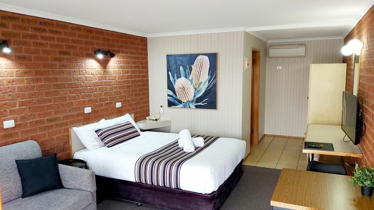 Country Mile Motor Inn Forbes Exteriör bild