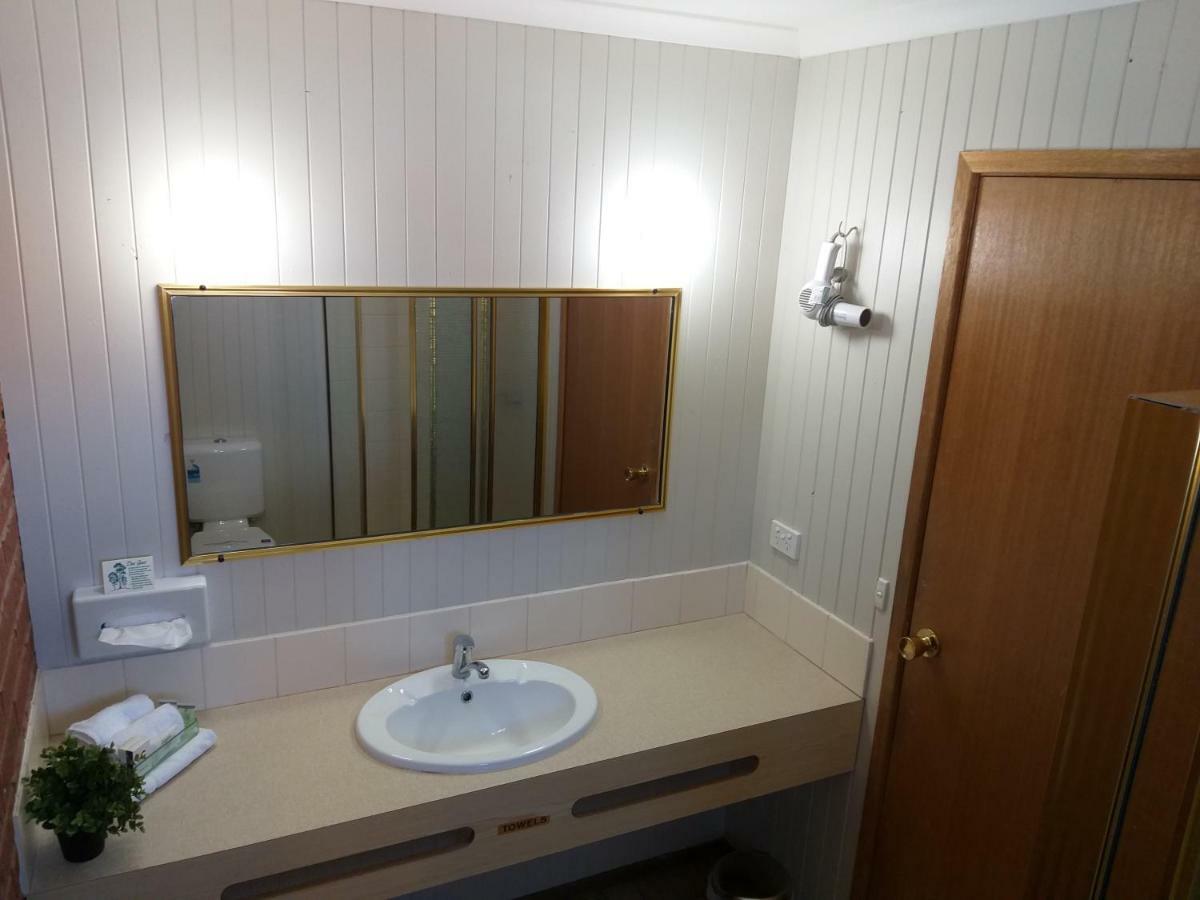 Country Mile Motor Inn Forbes Exteriör bild