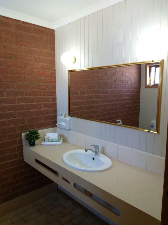 Country Mile Motor Inn Forbes Exteriör bild